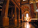 Szent Istvan-basilikan, gngen framfr orgeln