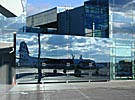 Rigas flygplats, reflex i fönster