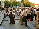 Sngfestival 2003, ensembledag, folk framfr scenen dansade ocks