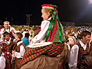 Sångfestival 2009, danskvällen, efter föreställningen, flicka bärs omkring