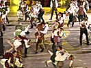 Sångfestival 2009, ensemblekväll, skrikande dansare bärs ut