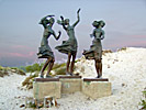 Sventoji, statue: fishermens wives