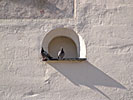 Morgonrodnadens port, utanför muren, duva i nisch