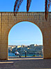 Malta, Valletta: Nedre Barrakka, utsikt genom valv