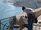 Malta, Valletta: Nedre Barrakka, turister klottrar