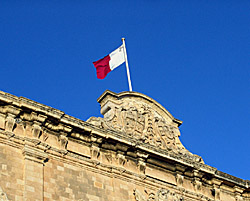 Maltas flagga p krusidulligt tak