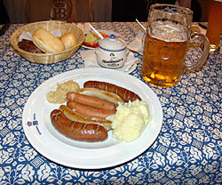 En v�ldigt tysk korvtallrik med surk�l